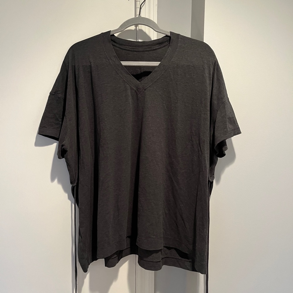 Lululemon V-neck tee with ties in gray size L